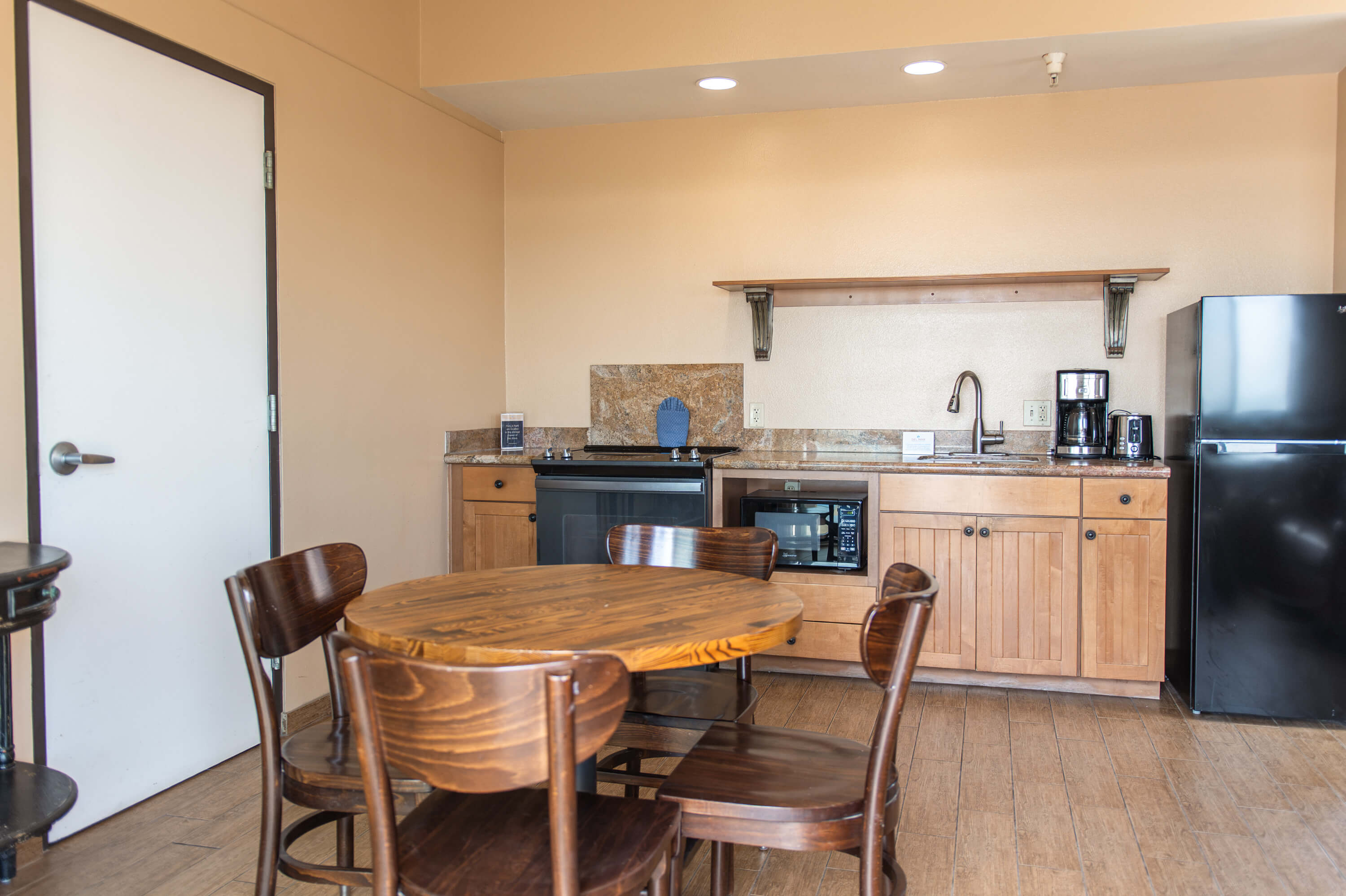 del-mar-beach-marina_beachfront_one-bedroom_kitchen.jpg