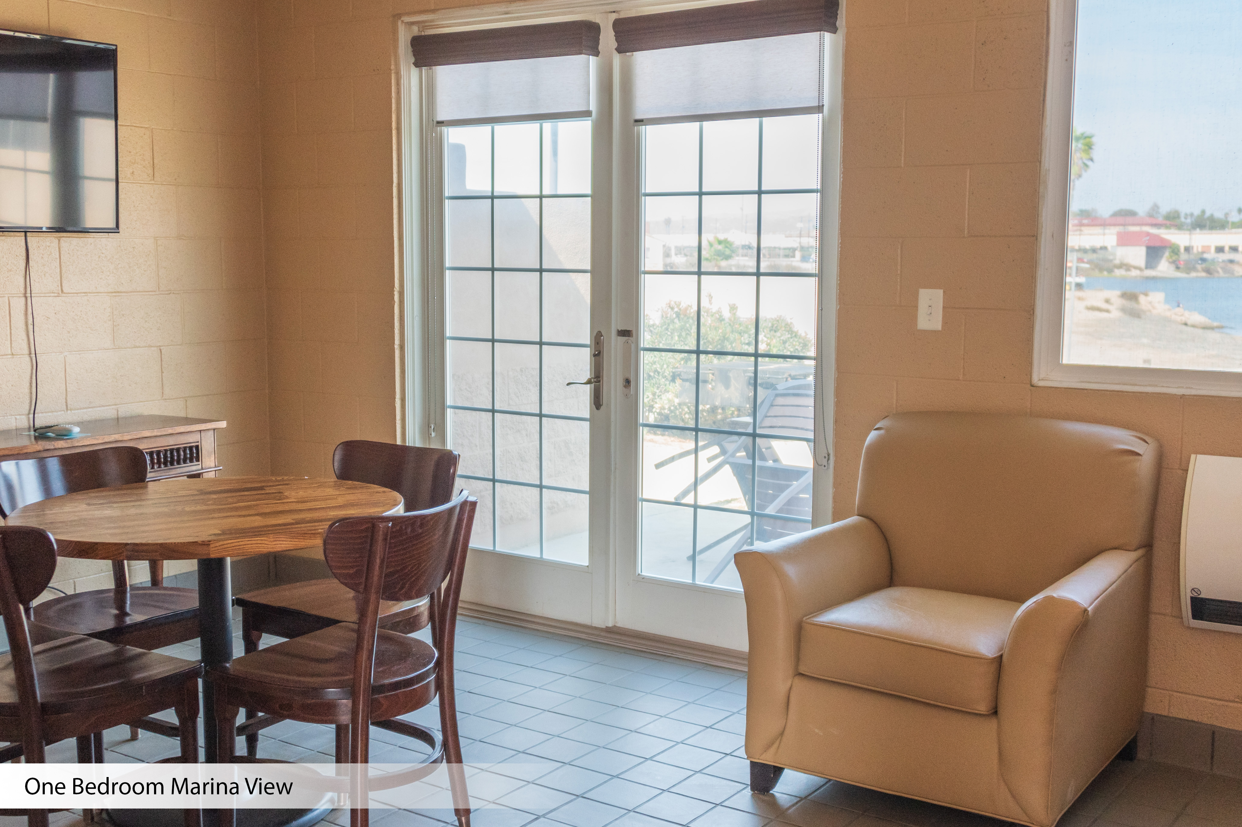 del-mar-beach-marina_marina_one-bedroom_dining.jpg